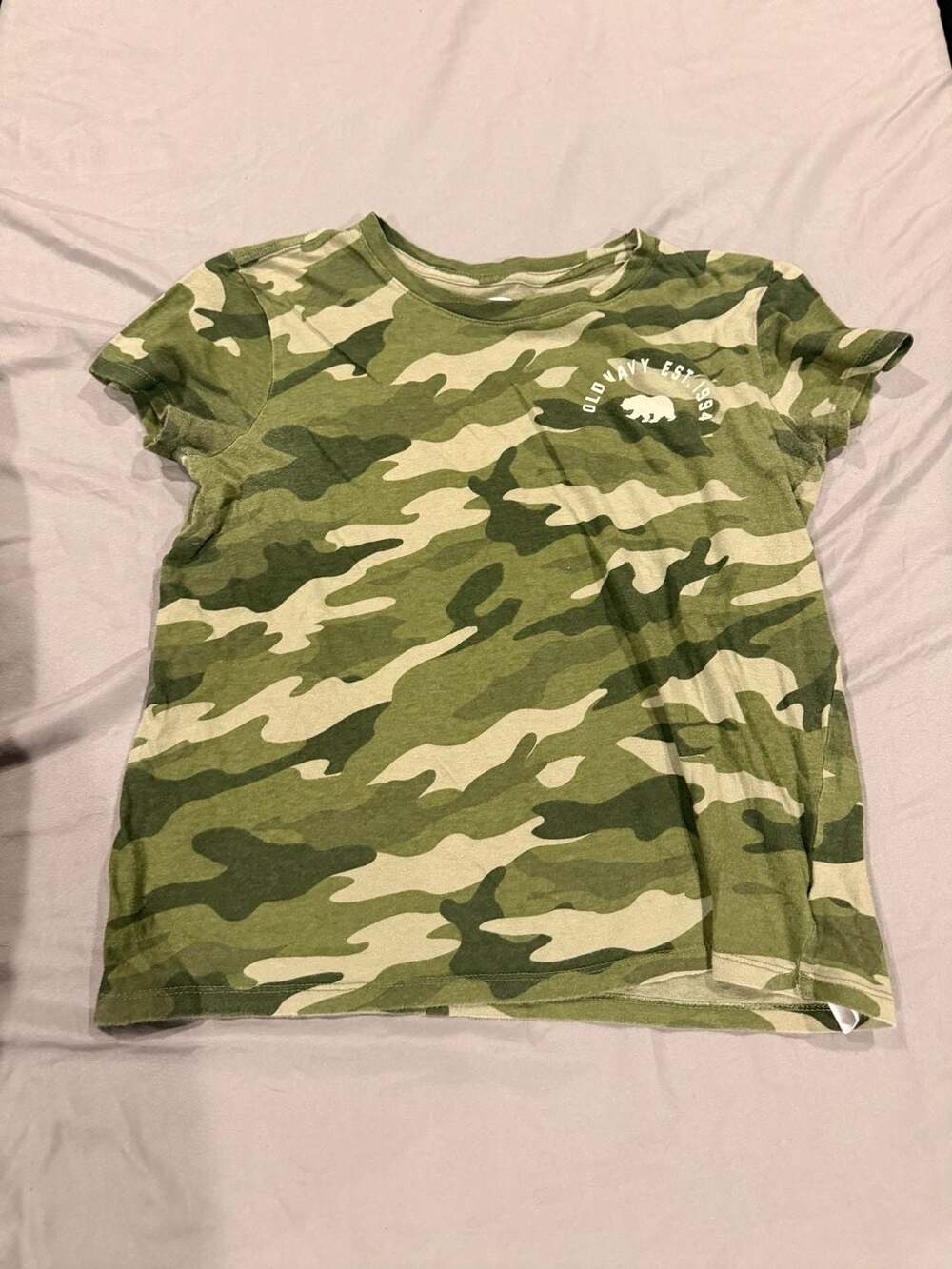 Old Navy Camo T-Shirt Size XL (14-16) Green Cotton Graphic Bear